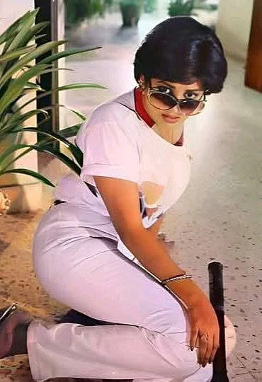 এইটিজ-এ শর্ট হেয়ার আর শেডসে দেখা যেত ববিতাকে প্রায়ই। এখানে পরেছেন টপ আর ট্রাউজার্স।