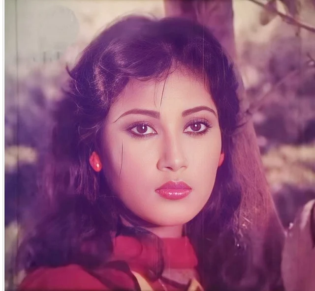 এই স্টাইলিশ নায়িকার নাম নাসরিন। হেয়ারস্টাইল, মেকওভার আর জুয়েলারিতে নজর কাড়ছেন তিনি