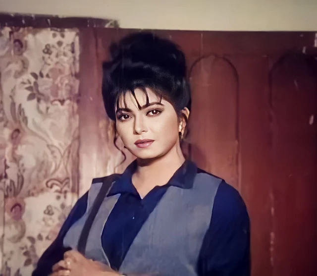 এখানে দিতির আপডু-র সঙ্গে ছেড়ে রাখা কিছু স্ট্র্যান্ডস। পরেছেন ভেস্ট ও শার্ট