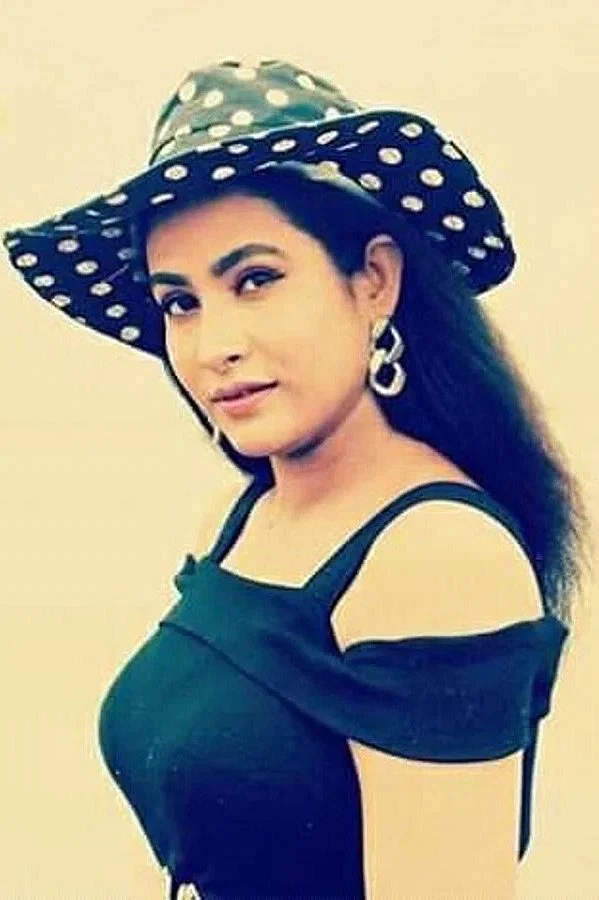 পোলকা ডটের হ্যাট ও কালো স্লিভলেস টপের অফ দ্য শোল্ডার স্টাইলে চম্পা পরেছেন ট্রেন্ডি দুল