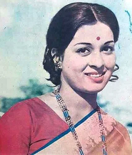মিনিমালিজমের প্রতীক ছিলেন শাবানা। তারপরেও লাল টিপ, হালকা লিপকালার আর স্ট্র্যান্ডস বের করা সিম্পল খোঁপায় শাড়ির লুক অনন্যা তিনি