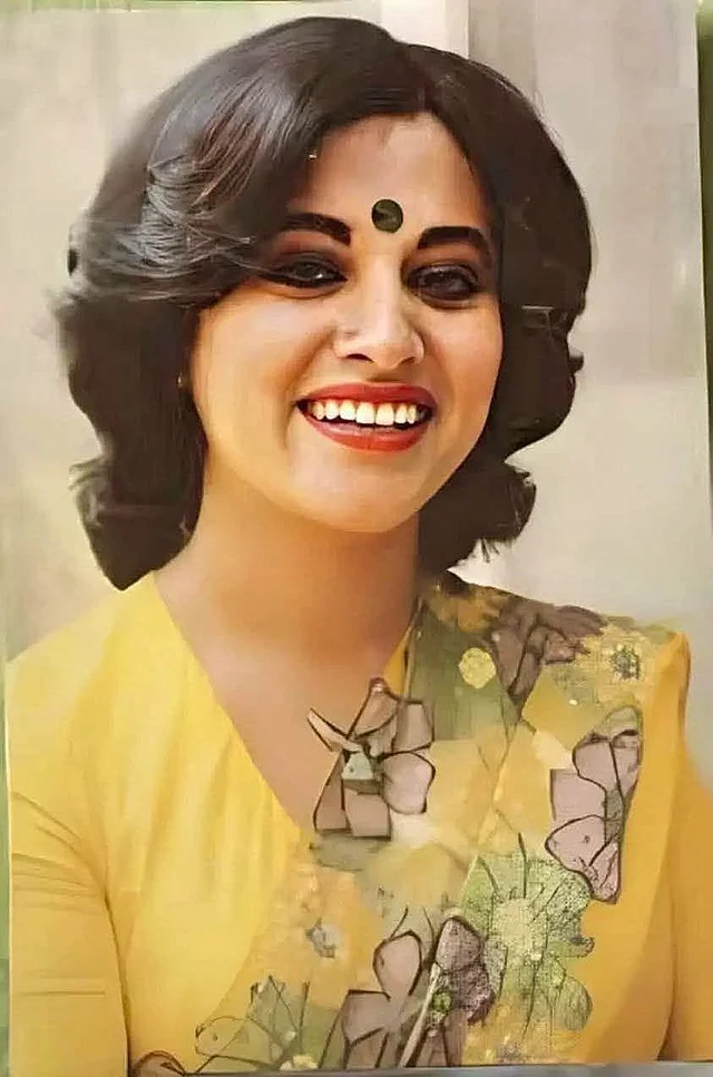 ববিতা তো ববিতাই। ইউ নেক ব্লাউজ, জর্জেটের ফুলেল হলুদ শাড়ি, গ্লসি লিপস, বড় কালো টিপ আর সিগনেচার লেয়ার্ড বব। চার্ম ছড়াতে বেশি কিছু করতে হয়নি তাঁকে