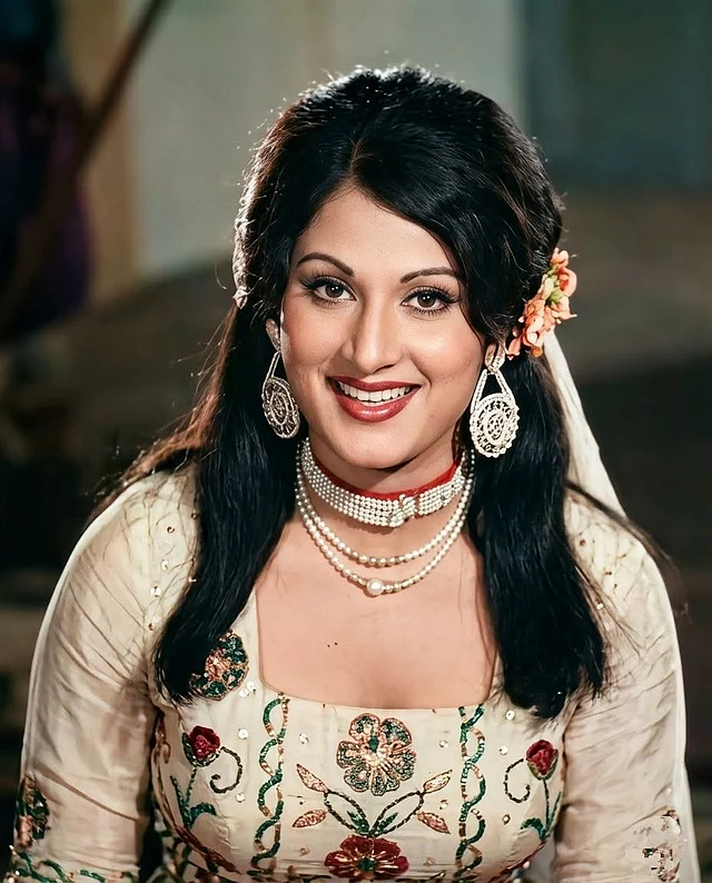 এথনিকওয়্যার আর ফো পার্লের ফ্যাশন জুয়েলারিতে এই এইটিজ ডিভার নাম অলিভিয়া
