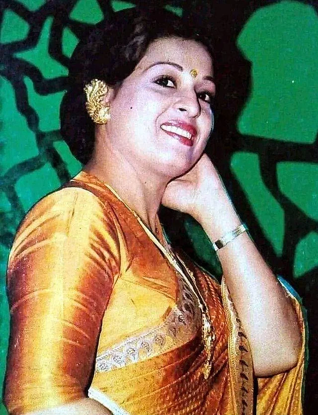 এই দৈর্ঘ্যের স্লিভস থাকলে তাকে 'শাবানা' হাতার ব্লাউজ ডাকা শুরু হয়েছে বহু আগেই। ন্যাচারাল লুকে গ্রেস ছড়াচ্ছেন এই ডিভা