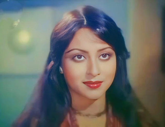 স্ট্রেট হেয়ারেই বেশি দেখা যেত অঞ্জনাকে। হালকা মেকওভারে গ্লসি লিপস নজর কাড়ছে