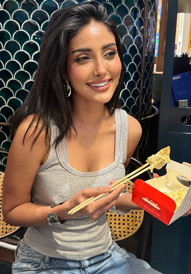 ধূসর ট্যাংক টপে থাই ফুড উপভোগ করছেন মিথিলা