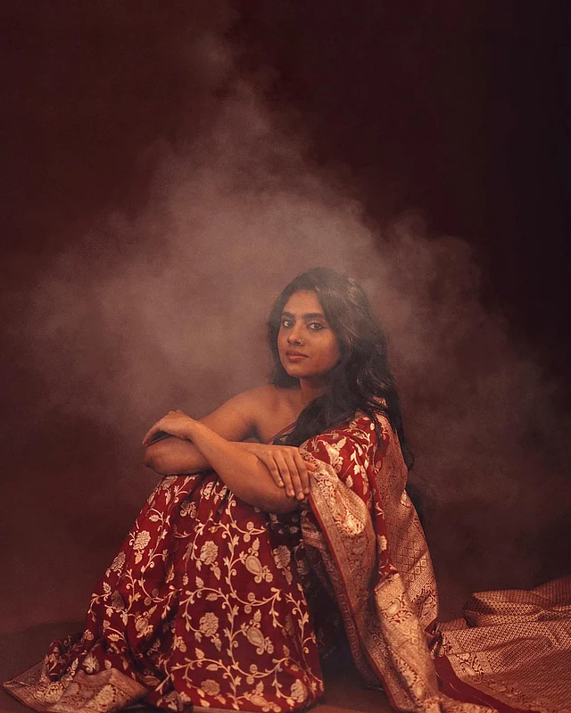 নো ব্লাউজ লাল শাড়ির লুকে নিমিশা