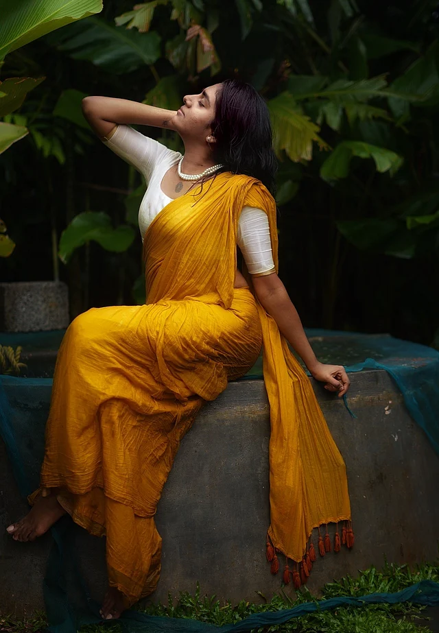 হলুদ শাড়ির লুকে দেখা যাচ্ছে তাঁকে
