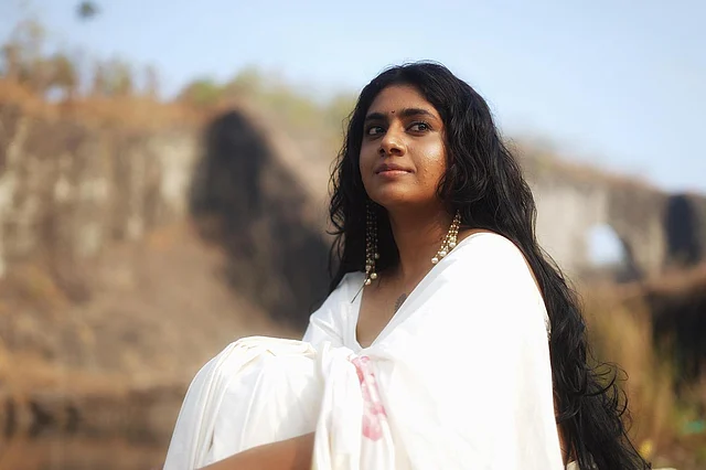এক ঢাল চুল আর সাদা পোশাকে মায়াবী লুকে নিমিশা