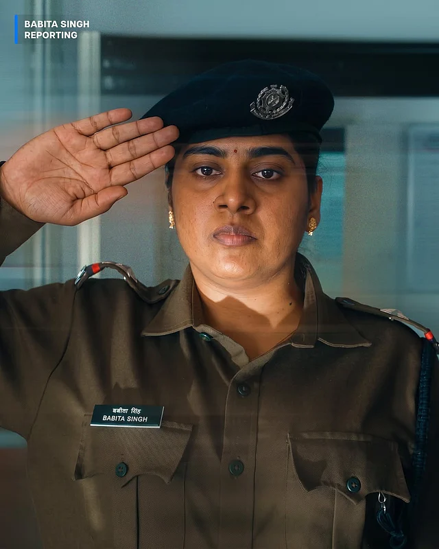 এখানে এক পুলিশ অফিসারের চরিত্রে একেবারে বিশ্বাসযোগ্য লুকে দেখা গিয়েছে তাঁকে