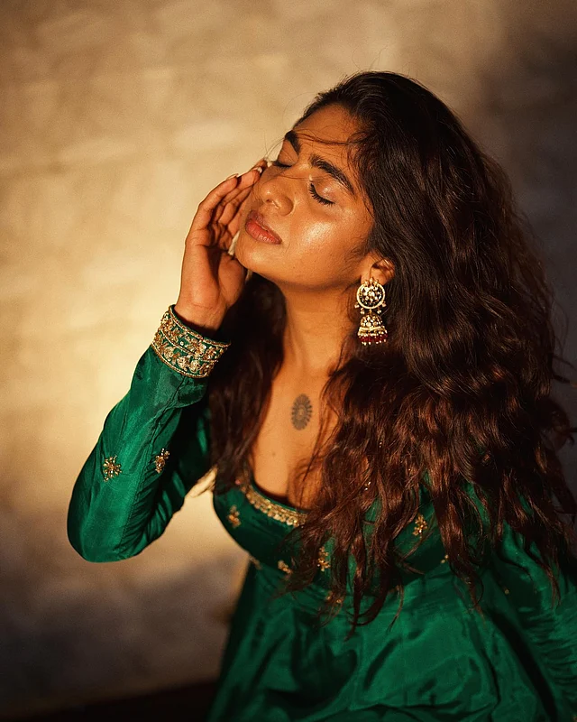 সবুজ এথনিকওয়্যার আর ঝুমকায় আবেদন ছড়াচ্ছেন তিনি