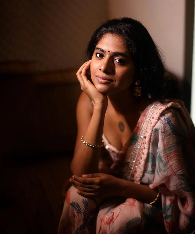 ন্যাচারাল লুকে শাড়ির সাজে নিমিশা