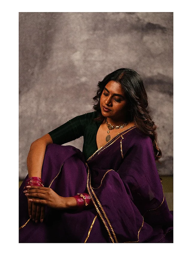বেগুনি শাড়ি আর গোলাপি চুড়িতে নিমিশা