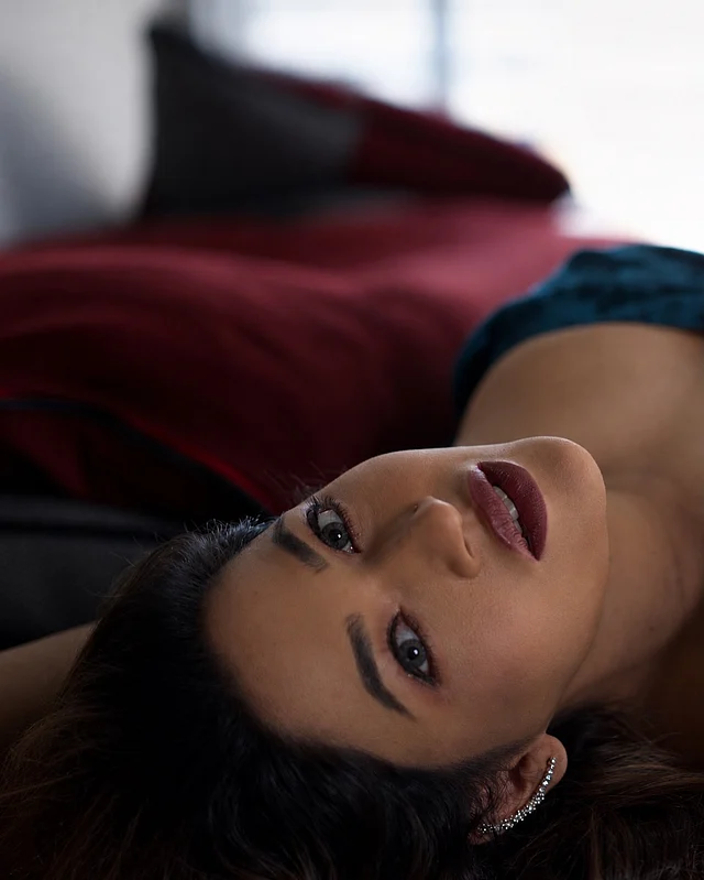 খোলা চুলে নিজের ঘরে আনমনা বাঁধন