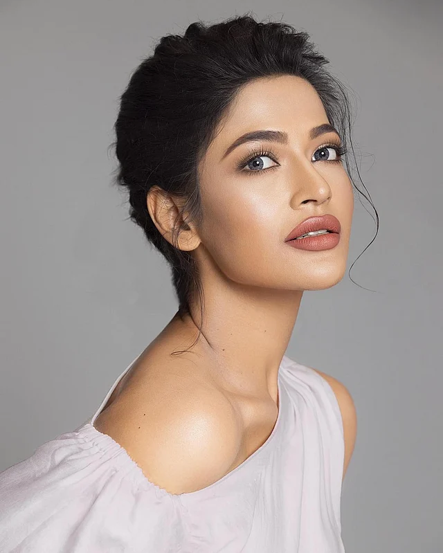 অফ দ্য শোল্ডার লুকে আকর্ষণীয় বাঁধন