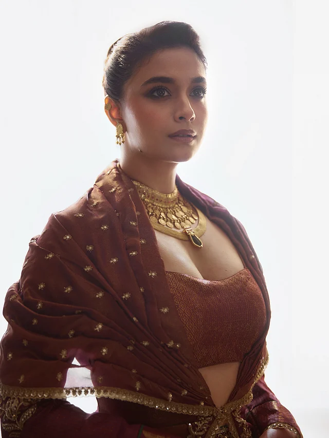 কীর্তি নিজেই তাঁর লুককে বর্ণনা করেছেন কাঞ্চীপুরম সিল্ক ও কাশু মালার সংমিশ্রণ হিসেবে। টরন্টোর মতো আন্তর্জাতিক মঞ্চে নিজের তামিল ও কেরালা শিকড়কে তুলে ধরাই ছিল এই লুকের সবচেয়ে বিশেষ দিক