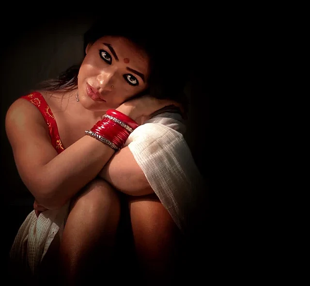 শাড়ি-চুড়ির লুকেও এভাবে আবেদন ছড়ানো যায়