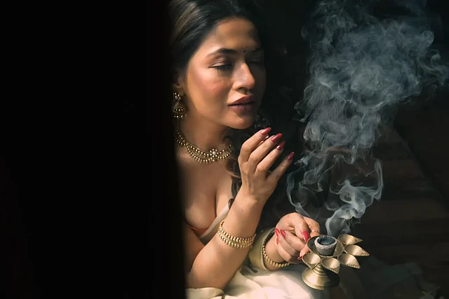ডিপনেক ব্লাউজে শাড়ির আবেদন
