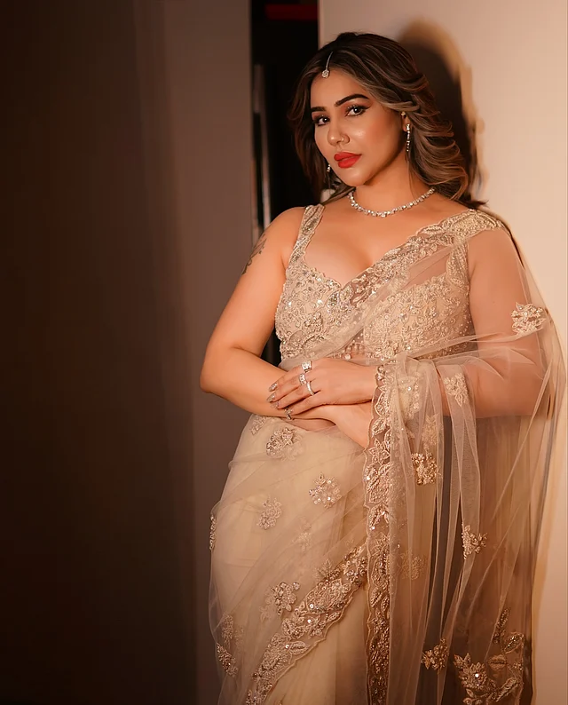 শ্যাম্পেনরঙা কারুকাজ করা শাড়ি ও ব্লাউজে দেখা যাচ্ছে তাঁকে