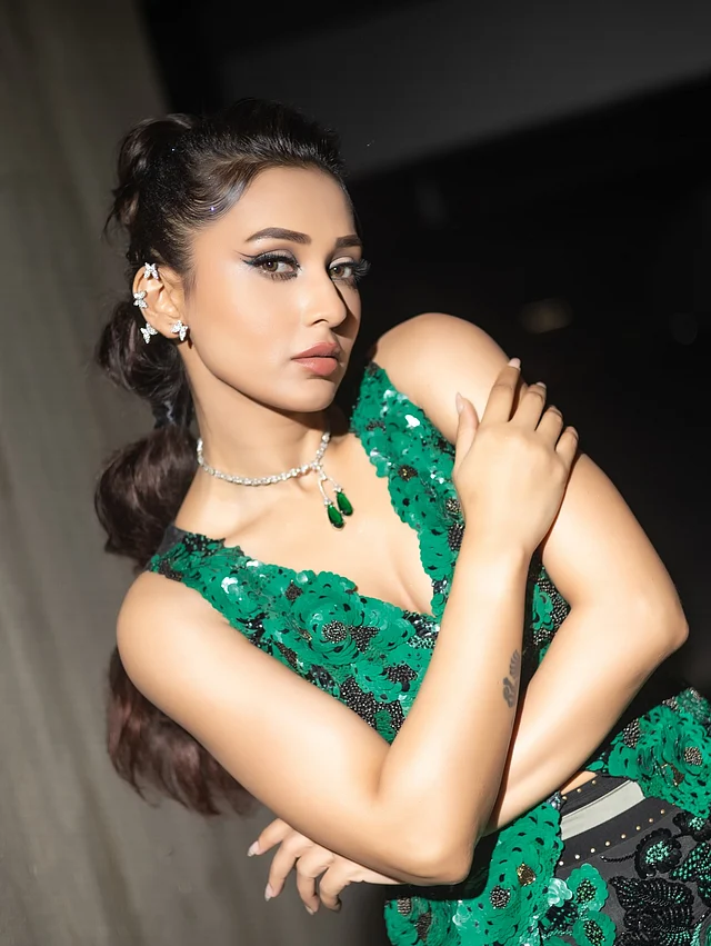 গলায় পান্না বসানো ডায়মন্ড নেকলেস ও কানে প্রজাপতি আকৃতির ইয়ার কাফ। চুলে রেখেছেন চমৎকার বাবল পনিটেল।