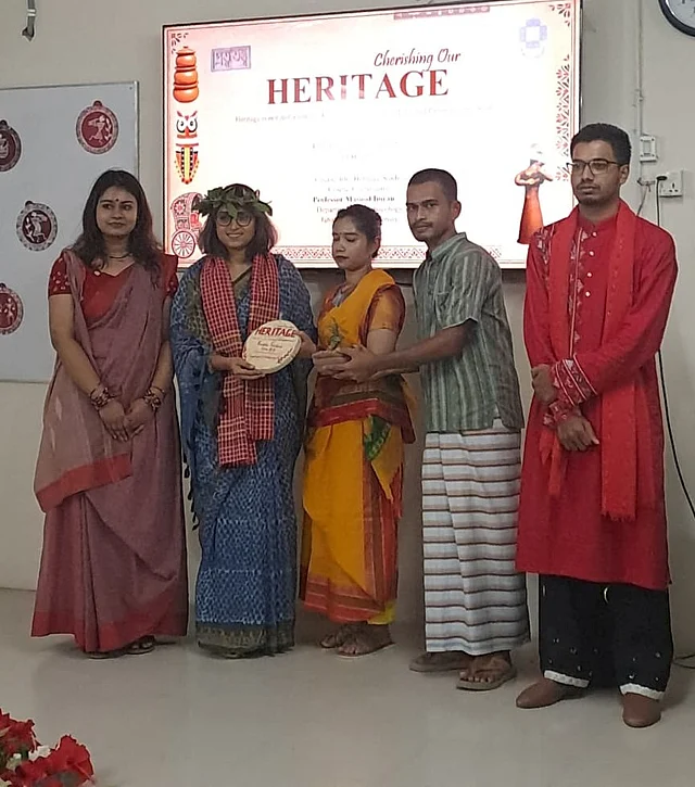 উপহার দেওয়া হচ্ছে ফোয়ারা ফেরদৌসকে