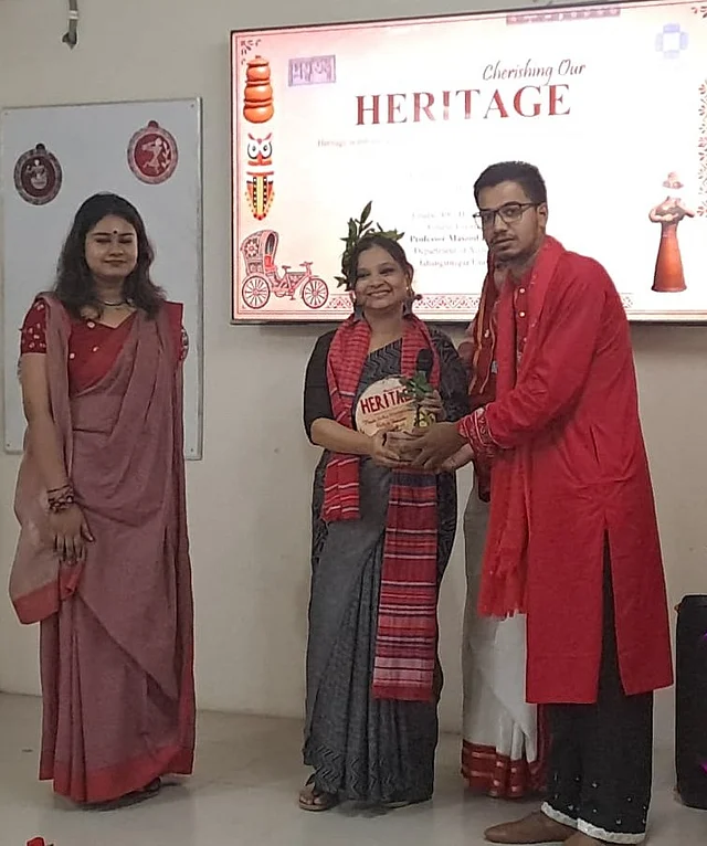 উপহার নিচ্ছেন পৃথিলা শাহনেওয়াজ