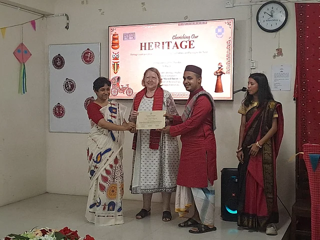কর্মশালায় অংশ নেওয়া ছাত্রকে সনদ প্রদান