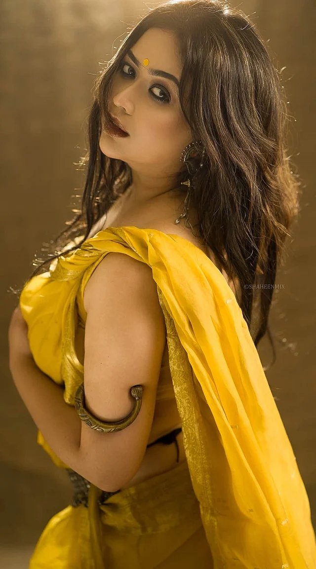কানেও একই ম্যাটেরিয়ালের বড় ঝোলানো দুল