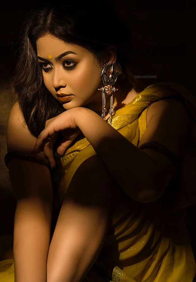সেমি স্মোকি আই মেকআপ আকর্ষণ ছড়াচ্ছে