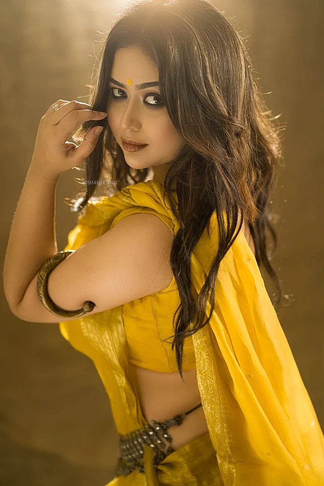 নজর কাড়ছে ট্রাইবাল আমেজের অ্যান্টিক ফিনিশের আর্মলেট