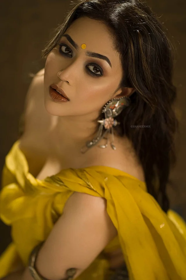 হলুদ বরণ কন্যা লুকে ভাবনা