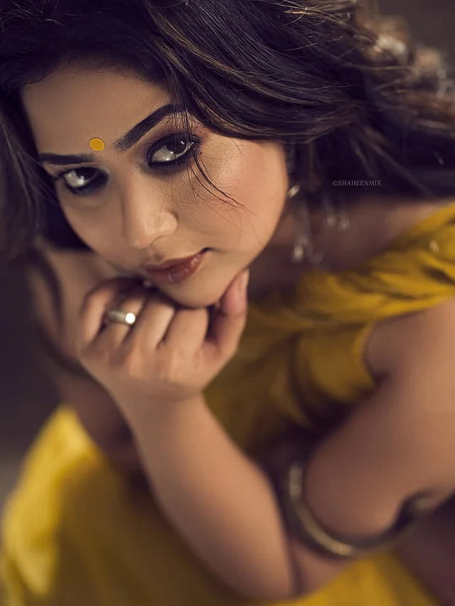 ঠোঁটে সেমি ম্যাট মেরুন লিপকালার