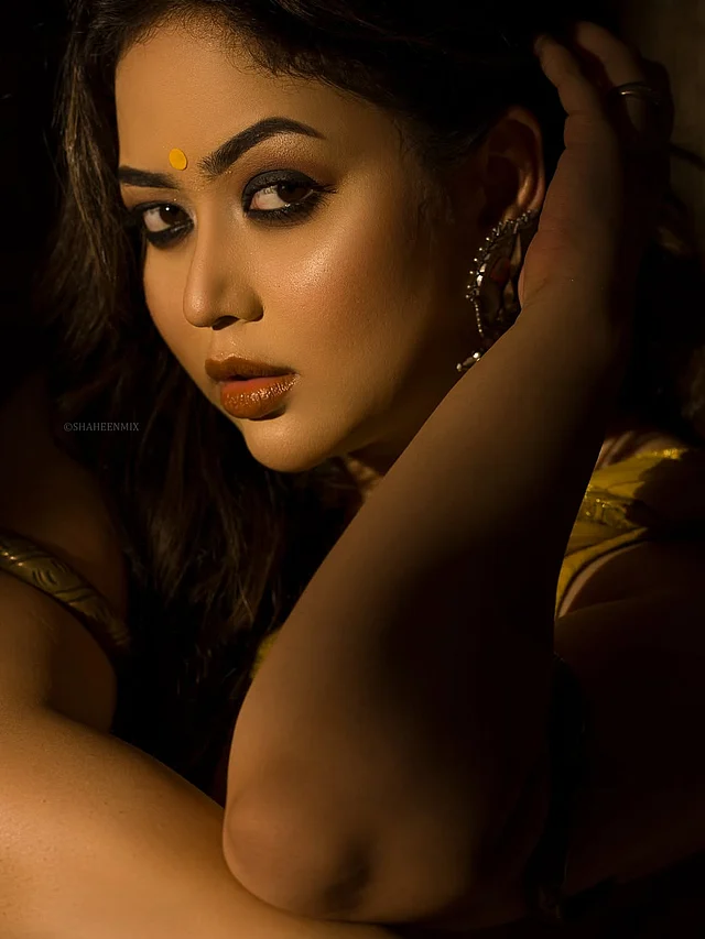 নজর কাড়ছে হলুদ টিপ