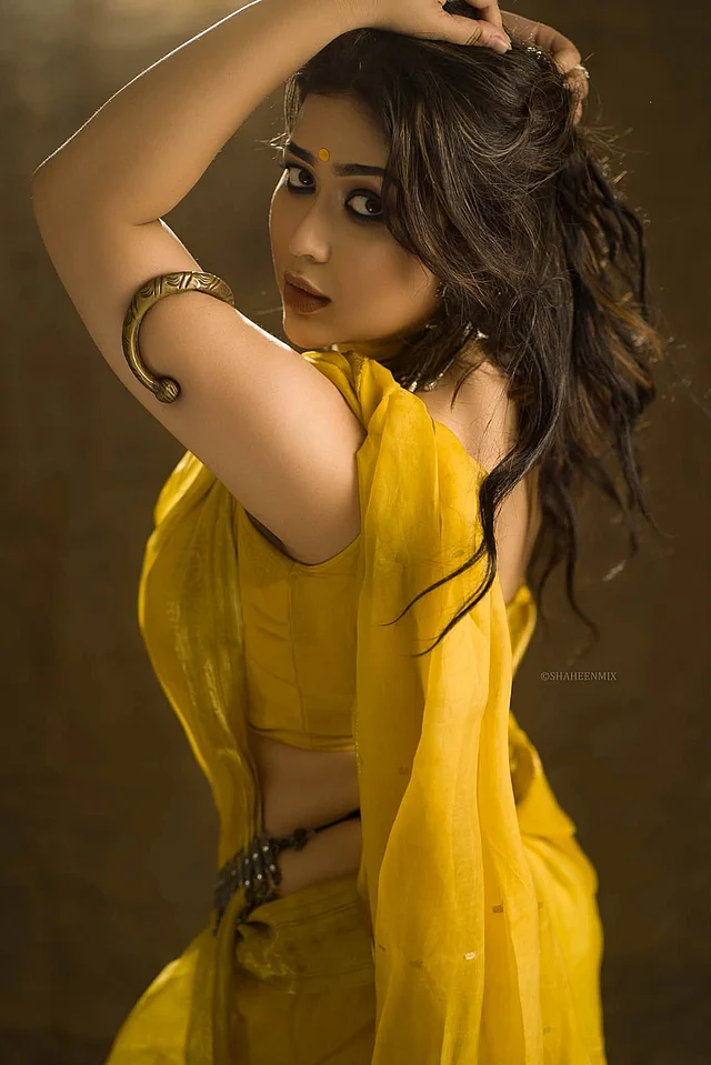 কোমরে ম্যাচিং বিছা