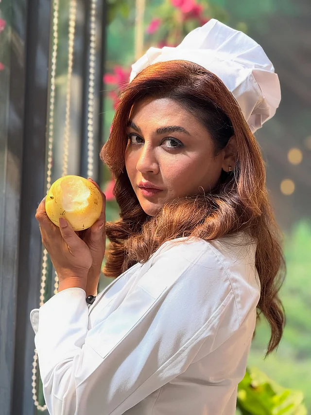 সফট কার্লসে ছেড়ে রেখেছেন জয়া চুলগুলো