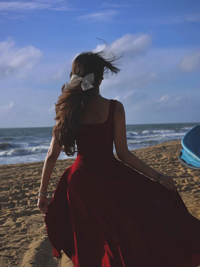 চুলে আবার বেঁধেছেন সাদা বো