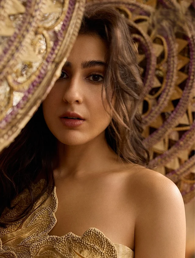 নজরকাড়া এমবেলিশমেন্ট আছে টপের সামনে
