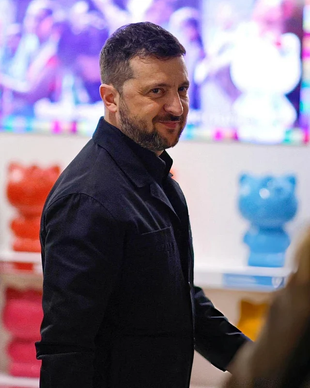 ইউক্রেনের প্রেসিডেন্ট ভলোদিমির জেলেনস্কি এসেছেন পরিপাটি দাড়ি আর অল ব্ল্যাক লুকে