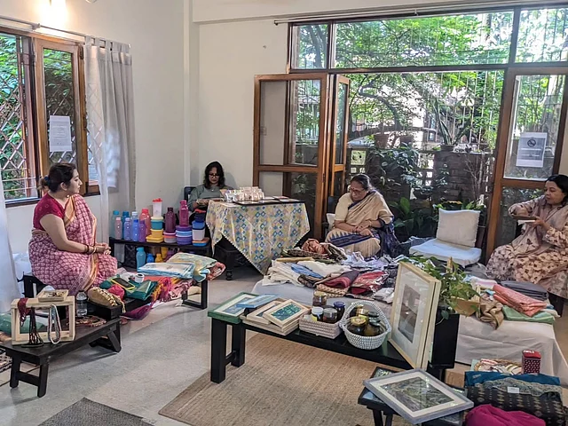 বিভিন্ন স্টলে দেখা গেল থ্রিফট শাড়ি, নতুন শাড়ি ও কাপড়, পেইন্টিং, আর্টওয়ার্ক, হ্যান্ডমেড আচার, ব্যাগ