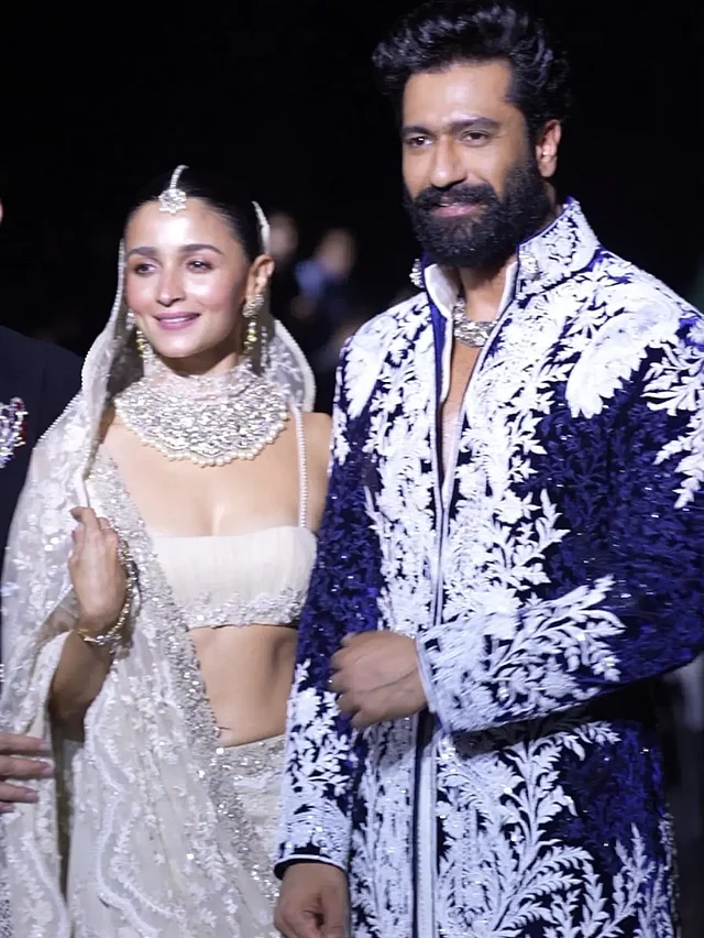 শোস্টপার হিসেবে র্যাম্প মাতালেন বলিউডের আকর্ষণীয় জুটি আলিয়া ভাট ও ভিকি কৌশল