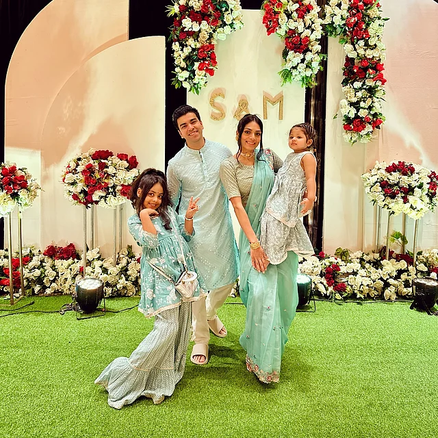 প্রায়ই এমন ফ্যামিলি কম্বো পোশাকে দেখা যায় সালমান, তাঁর স্ত্রী দিশা ও দুই কন্যাকে