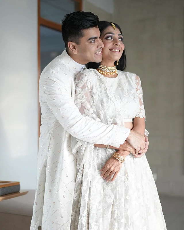 সাফিয়া সাথীর ডিজাইনের এই অল হোয়াইট যুগল বিয়ের পোশাকে আলোচিত হয়েছিলেন সালমান মুক্তাদির ও দিশা ইসলাম
