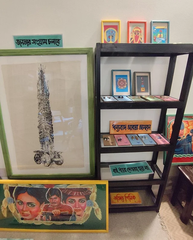 টঙ্গার কালেকশনে আছে গ্লাস বিডসের হ্যান্ড মেইড দুল, কাঠের ফ্রেমে ছাপচিত্র, রিকশা পেইন্টিং আর হাতে লেখা সাইনবোর্ড