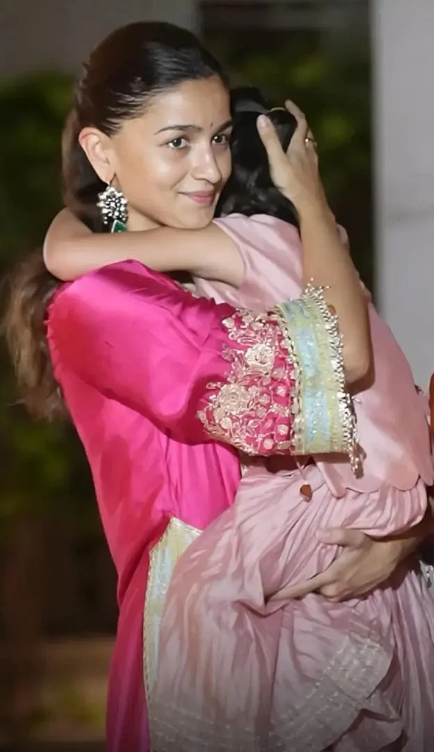 রাহা যে আলিয়ার কতখানি, তা এই ছবি থেকেই বোঝা যায়। ম্যাচিং গোলাপি পোশাকে উৎসবে মেতেছে মা-মেয়ে। তবে সম্প্রতি রাহার মুখ সামাজিক মাধ্যমে না দেখানোড় সিদ্ধান্ত নিয়েছেন এই বলিউড তারকা