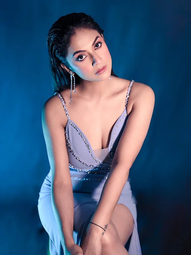 অভিনেত্রীর পরনে ল্যাভেন্ডার শেডের একটি স্লিট গাউন। আর ডিপ নেকলাইন,থাই-হাই স্লিট ডিজাইন লুকে এনেছে বাড়তি আবেদন।