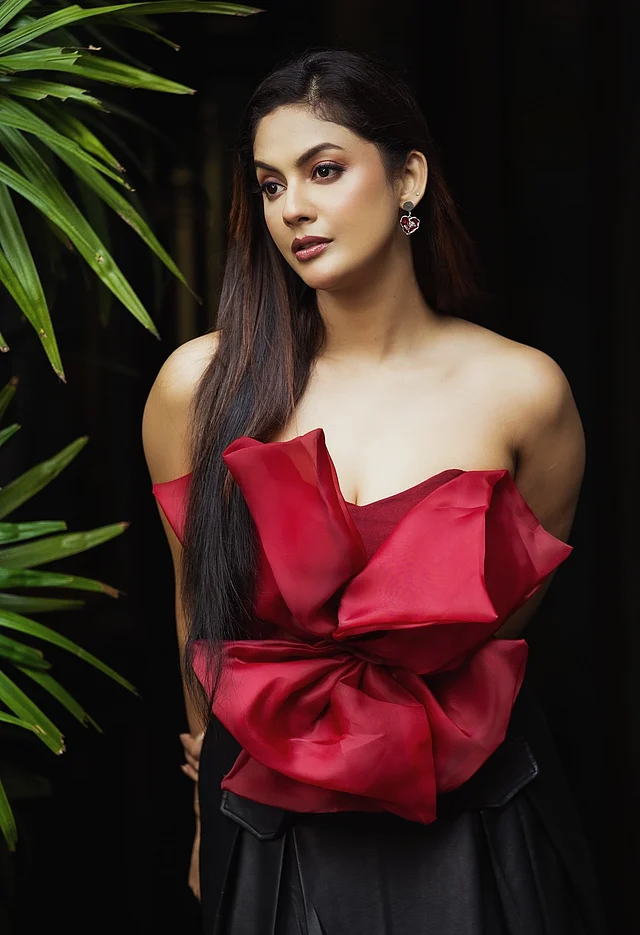 অভিনেত্রীর স্ট্র্যাপলেস ড্রেসের বডিসজুড়ে আছে বড় আকারের লাল কাপড়ের বো। জুটি হয়েছে কালো স্কার্ট। কানে শোভা বাড়িয়েছে হার্ট শেপ দুল।