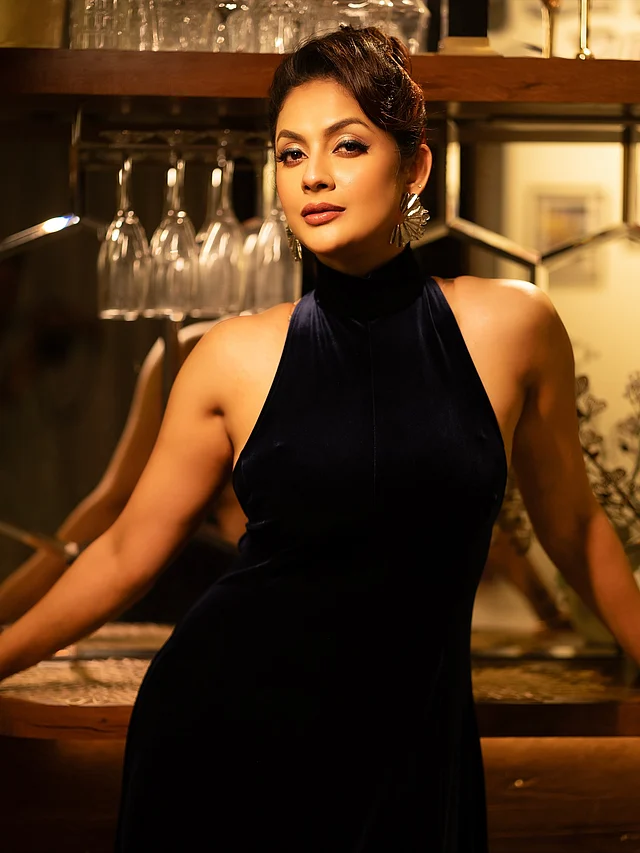 ডিপ নেভি ব্লু ভেলভেট গাউন পরেছেন সুন্দরী। সঙ্গে হাই বান হেয়ারস্টাইল করেছেন।