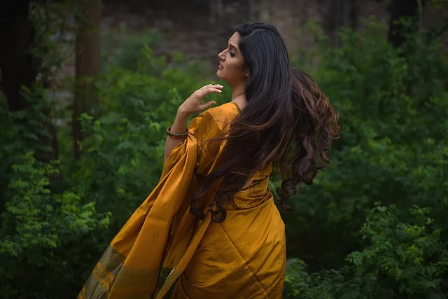 মাস্টার্ড রঙের তাঁতের শাড়িতে মিথিলা। আকর্ষণ ছড়াচ্ছে খোলা চুল।