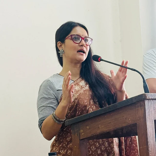 অক্সিডাইজড গয়নার সঙ্গে নজর কাড়ছে ছোট টিপ। খয়েরী ব্যাচারাল ডাইয়ের শাড়ির সঙ্গে খুদে চেকের সাদা-কালো ব্লাউযে দেখা যাচ্ছে মিথিলাকে