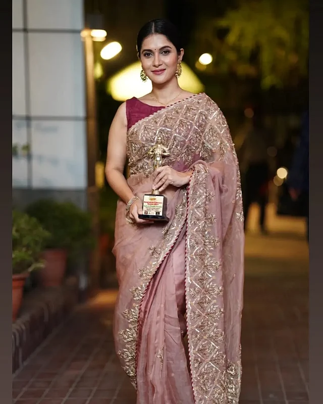 জমকালো কারুকাজের মভ শাড়ির সঙ্গে মিথিলার এই লুকে দেখা যাচ্ছে মেরুন বোটনেক স্লিভলেস ব্লাউজ